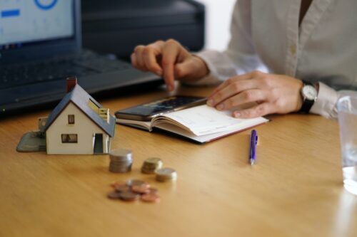 closeup-shot-person-thinking-buying-selling-house_181624-24672 closeup-shot-person-thinking-buying-selling-house_181624-24672