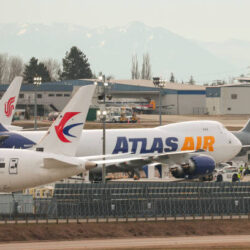 workers-gather-to-watch-as-the-final-747-airplane-produced-by-boeing-a-747-8-freighter-for (2)