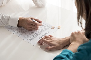 close-up-couple-divorcing close-up-couple-divorcing