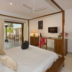 Deluxe-king-room
