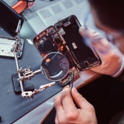 repairman-uses-magnifier-tweezers-repair-damaged-smartphone-close-up-photo-disassembled-smartphone_613910-20862
