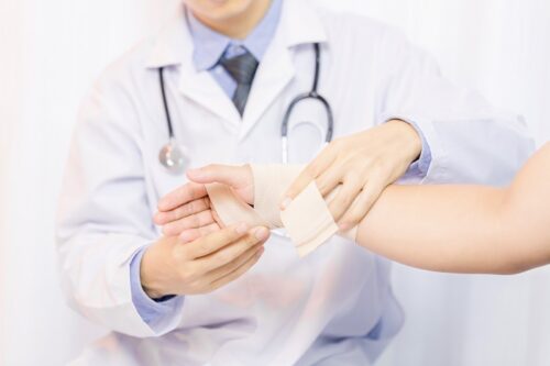 male-doctor-putting-gauze-young-man-s-hand-clinic-closeup-first-aid (1) male-doctor-putting-gauze-young-man-s-hand-clinic-closeup-first-aid (1)