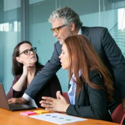 businessman-showing-presentation-pc-employees (1)
