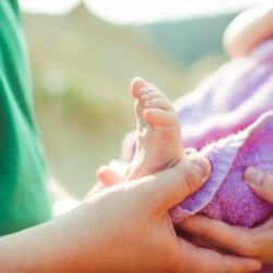 imageye___-_imgi_141_father-holds-feet-his-child-enveloped-violet-towel_1304-4882