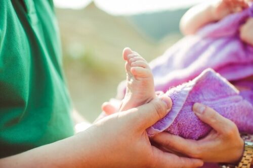 imageye___-_imgi_141_father-holds-feet-his-child-enveloped-violet-towel_1304-4882 imageye___-_imgi_141_father-holds-feet-his-child-enveloped-violet-towel_1304-4882